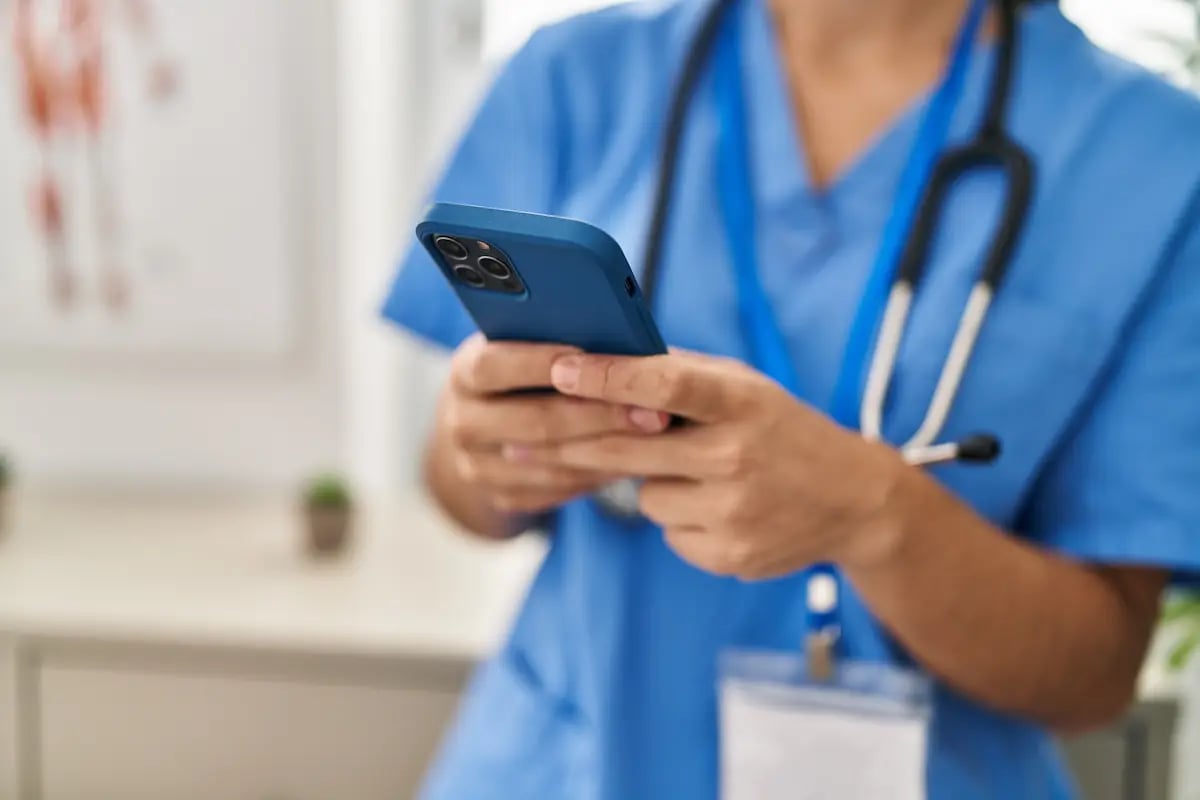 Nurse using the Mobilize app while working