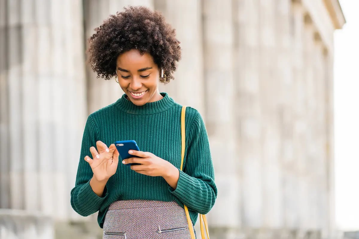 girl-in-city-blue-phone